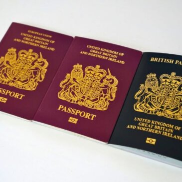 Britanicii care încă folosesc pașapoarte roșii trebuie să verifice valabilitatea înainte de călătoriile de vacanță
